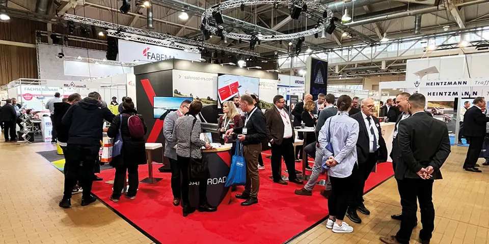 Networking und Austausch auf dem Deutschen Straßenausstattertag 2023 in Karlsruhe.
